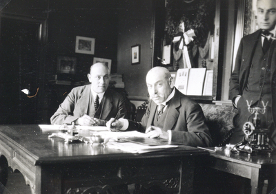 886139 Groepsportret met een aantal directieleden van de Koninklijke Nederlandsche Lood- en Zinkpletterij voorheen A.D. ...